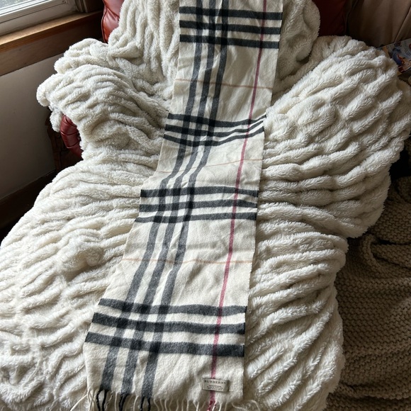 Burberry Classic Check 100%Cashmere Scarf Authentic in excellent condition! - Picture 9 of 10